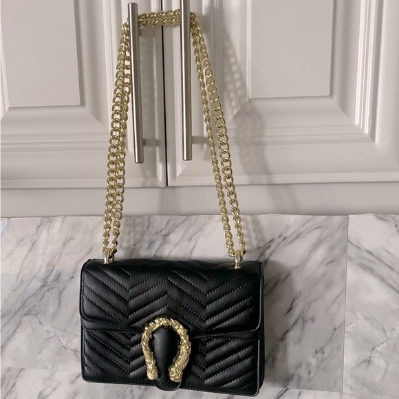 Handbags - Black quilted bag with chain and horseshoe in front